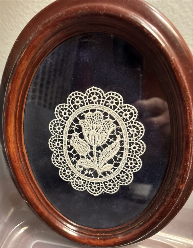 VTG Brugge Belgium-Belgian Lace Flowers In 6.5x8” Oval Frame Under Glass