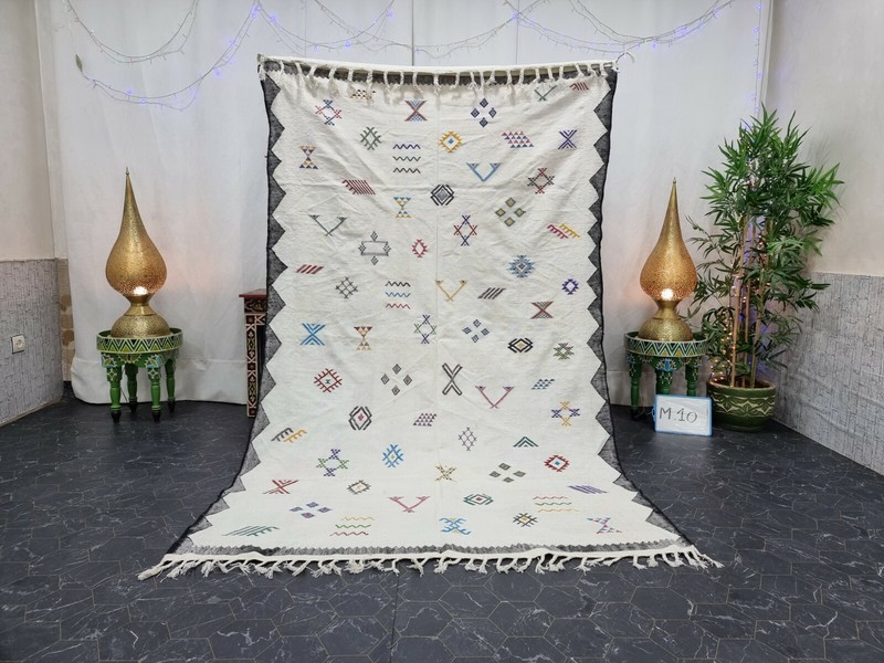 Moroccan Handmade Cactus Silk 5’x8′ Sabra Abstract White Black Rug