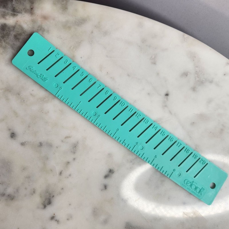 Colorak Vintage Needlepoint Crewel Yarn Organizer Ruler Green Plastic 20 Slots