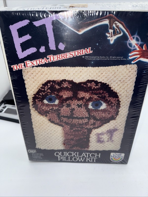 NEW IN BOX : Factory Sealed E.T. The Extra-Terrestrial QuickLatch Pillow Kit
