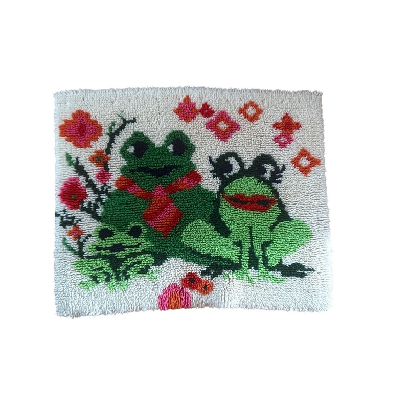 Vintage 1970s Frog Wall Hanging Latch Hook Art 28×23 Pristine Folk Kitsch Floral