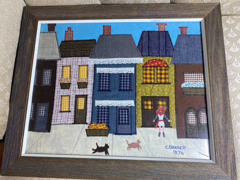 Vintage C Danner 1976 «Street Scene» Handmade Quilt Artwork – Signed And Framed