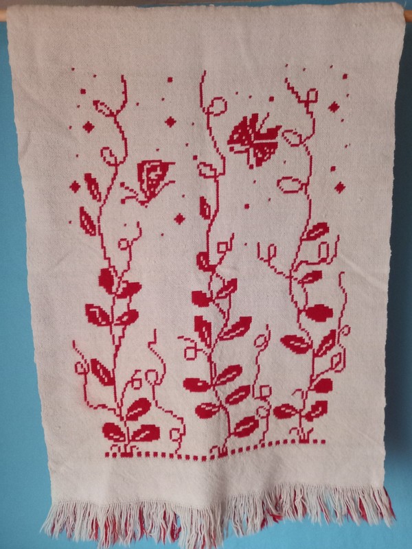 Täkänä double weave fabric. Vintage wall decor featuring flowers and butterflies