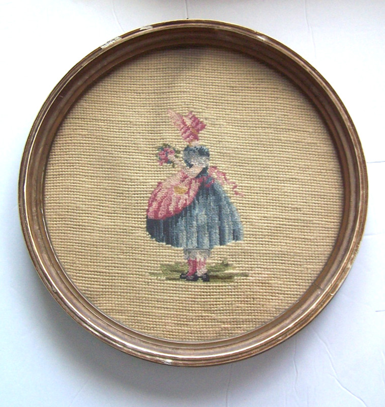 NP Girl Blue Dress Holding Flowers Round 11″ Wood Frame «Glass»Handmade Tapestry