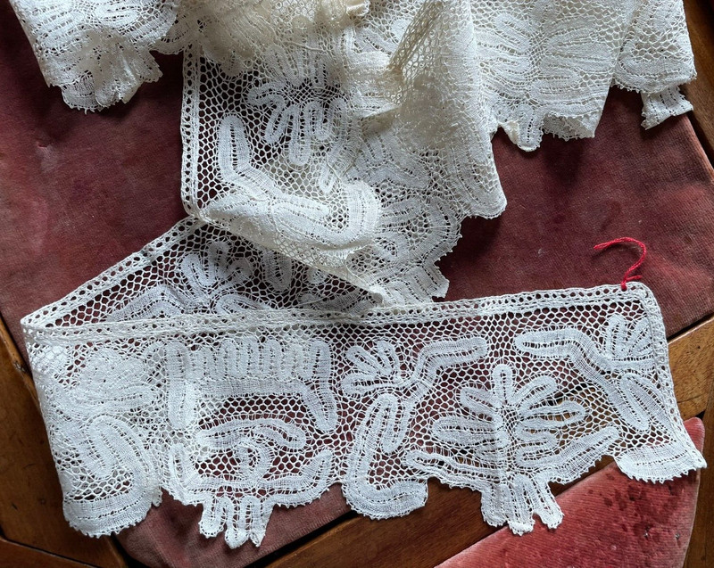BEAUTIFUL bobbin lace flounce - 19th century - 3.15 meters